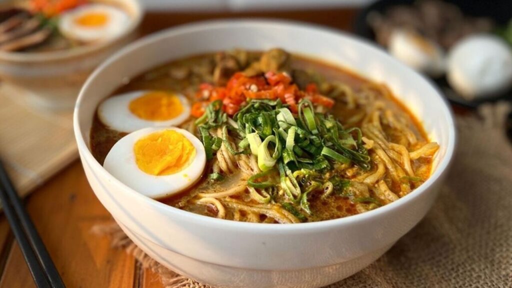 สูตรก๋วยเตี๋ยวไก่ แกง กะทิ – ก๋วยเตี๋ยวราดซอสแกงกะทิรสเข้มข้นและอร่อย